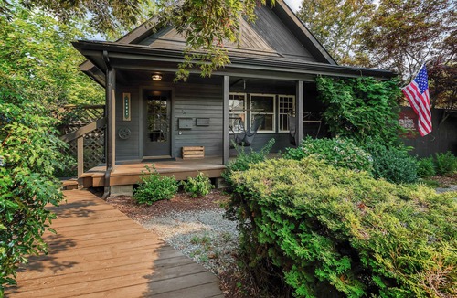 Sandpoint House | King Bed + Sauna + Hot Tub | Walk to Downtown