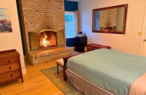Lopez Island Hotel | King+Queen Beds ~ Soaking Tub ~ Fireplace ~ Boutique Hotel Room in Lopez Village