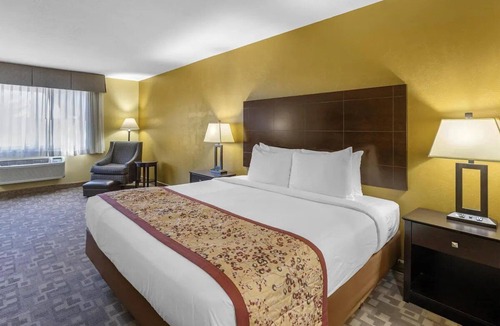 Blackfoot Hotel | King Room with Heated Indoor Pool Access | Walk to Jensen Grove Park (0.1 mi)