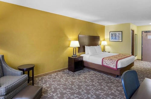 Blackfoot Hotel | King Room with Heated Indoor Pool Access | Walk to Jensen Grove Park (0.1 mi)