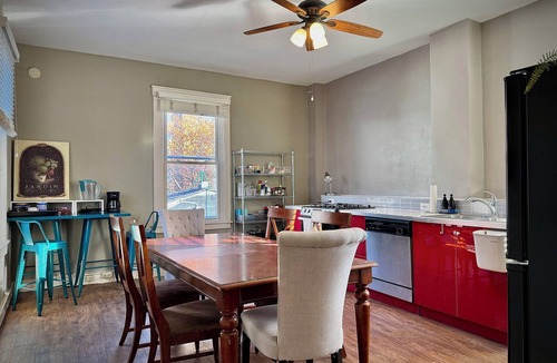 Walnut Hills Condo | King-Sized Condo - Great Location - Steps to Cafes & Restaurants