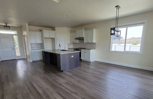 Kennewick House | King Suite, 3 Car Garage & Yard 3/2