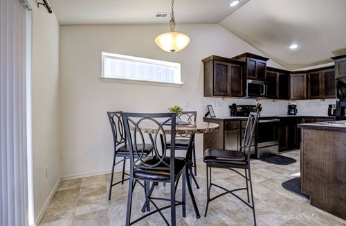 South Richland House | King Suite, 3 Car Garage & Fenced Yard