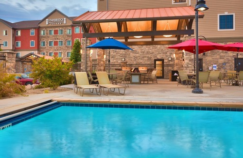Midvale Condo | King Suite | Heated Pool, Hot Tub, Free Breakfast!