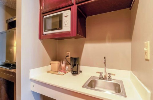 Jonesboro Hotel | King Suite Near Arkansas State University - Stroll Craighead Forest Park