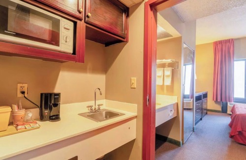 Jonesboro Hotel | King Suite Near Arkansas State University - Stroll Craighead Forest Park