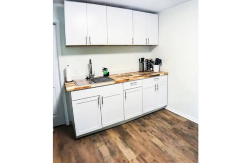 Sandy Apartment | King Suite with Year Round Spa-Perfect Ski Access