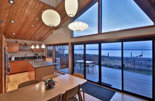 Maxwelton House | KINGFISHER BEACH HOUSE - West-facing waterfront! Perfect for World Cup 2026!