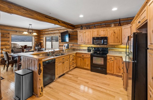 West Yellowstone Cabin | Kings Cabin: Stunning 3-bedroom retreat on Hebgen Lake, 16 mins from Yellowstone.