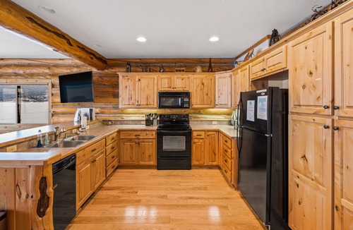 West Yellowstone Cabin | Kings Cabin: Stunning 3-bedroom retreat on Hebgen Lake, 16 mins from Yellowstone.