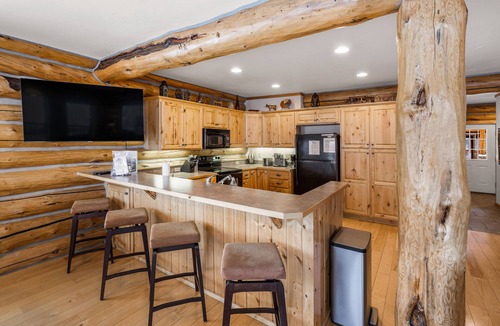 West Yellowstone Cabin | Kings Cabin: Stunning 3-bedroom retreat on Hebgen Lake, 16 mins from Yellowstone.