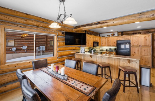 West Yellowstone Cabin | Kings Cabin: Stunning 3-bedroom retreat on Hebgen Lake, 16 mins from Yellowstone.