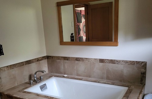Lyle House | Klickitat River view property