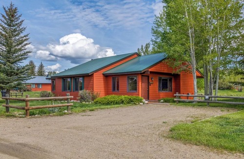 Clark Cabin | Knapsack- Mountain cabin with beautiful views