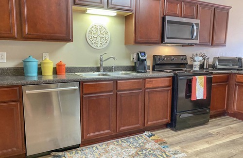 Nashville Condo | L👀K! 2 BR/2.5 bath Condo Near Lake & Airport
