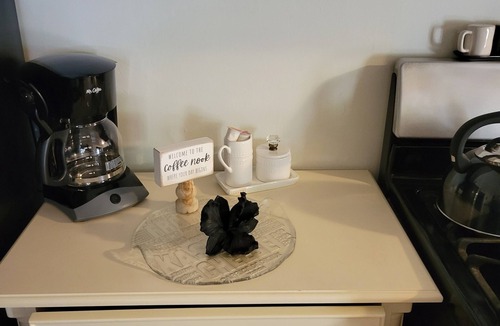 Medford House | La Bella Vista. Close to downtown & shopping, public transportation.