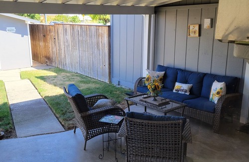 Medford House | La Bella Vista. Close to downtown & shopping, public transportation.