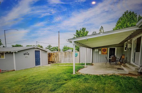 Medford House | La Bella Vista. Close to downtown & shopping, public transportation.