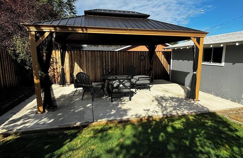 Medford House | La Bella Vista. Close to downtown & shopping, public transportation.