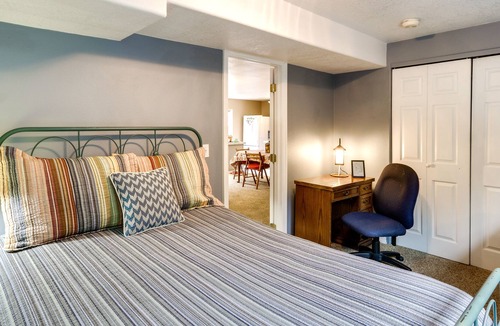 La Center Apartment | La Center Vacation Rental w/ Deck & Hot Tub Access