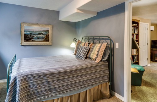 La Center Apartment | La Center Vacation Rental w/ Deck & Hot Tub Access