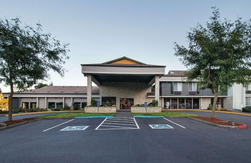 Northwest Industrial Hotel | La Quinta by Wyndham Portland NW