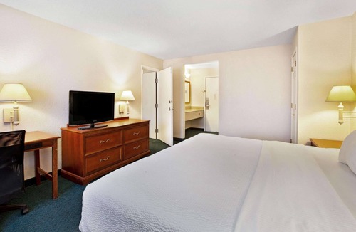 Canton Hotel | La Quinta Inn by Wyndham Detroit Canton