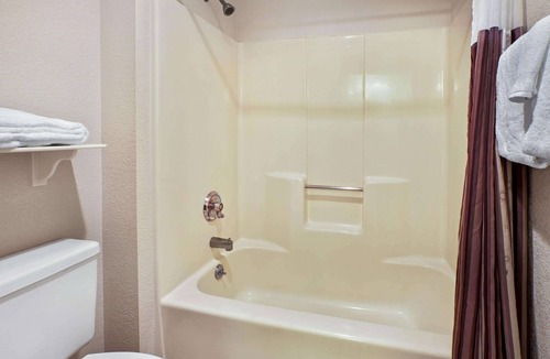 Canton Hotel | La Quinta Inn by Wyndham Detroit Canton