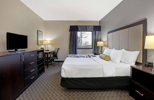 Romulus Hotel | La Quinta Inn & Suites by Wyndham Detroit Metro Airport