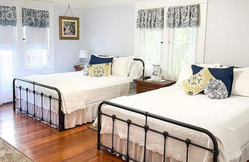 City Center Medford Bed & Breakfast | Lady Geneva Bed and Breakfast