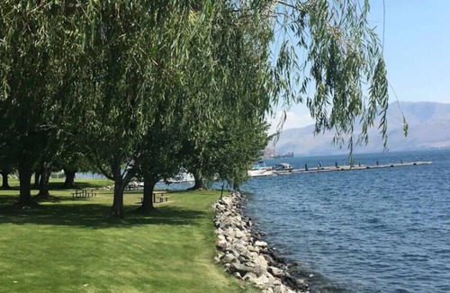Manson Condo | Lake Chelan/Manson Vineyard Cottage Views