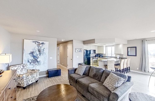 Chelan Apartment | Lake Chelan Shores Sleek Stunner 19 to 4