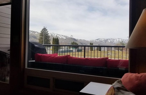 Chelan Apartment | Lake Chelan View Condo in Downtown near Beach!