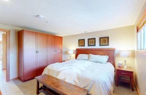 Chelan Apartment | Lake Chelan View Condo in Downtown near Beach!