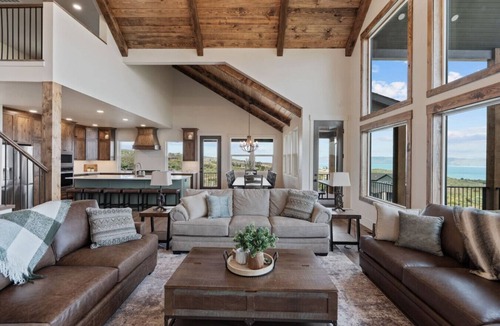 Fish Haven House | Lake Haven Lodge | Sleeps 40, Private Pickleball Court, Spa, Views!