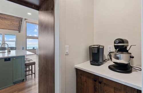 Fish Haven House | Lake Haven Lodge | Sleeps 40, Private Pickleball Court, Spa, Views!