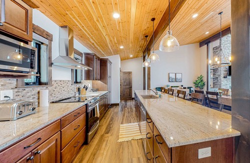 Harrison House | Lake House, 3BR, Boat Slip & Sunset Deck