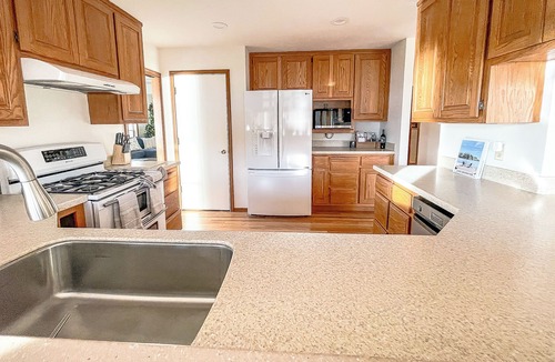 Lake McMurray House | Lake McMurray Lodge - Waterfront Farmhouse w/5 Bedrooms +