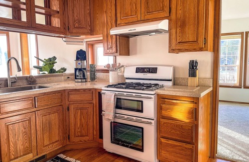 Lake McMurray House | Lake McMurray Lodge - Waterfront Farmhouse w/5 Bedrooms +