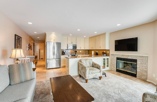 Chelan Condo | Lake & Mountain View Condo with Free WiFi, Shared Pool, Hot Tub, & Fitness Room