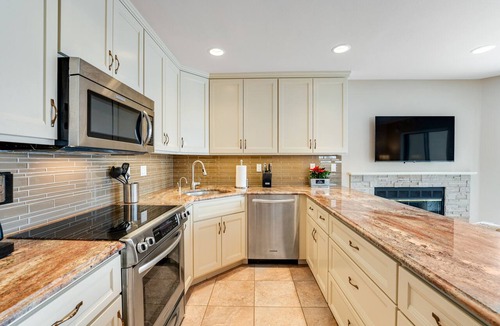 Chelan Condo | Lake & Mountain View Condo with Free WiFi, Shared Pool, Hot Tub, & Fitness Room