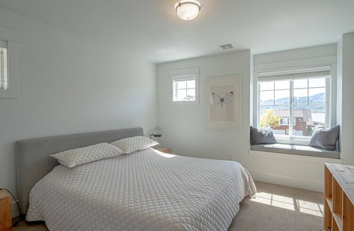 Oroville House | Lake Osoyoos Gem - Steps to the beach & Pool!