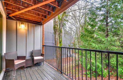 Mount Park Condo | Lake Oswego Condo w/Balcony, 3 Mi to the Water!
