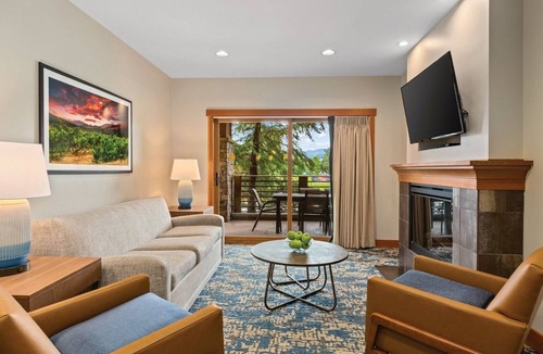 Chelan Resort | Lake Ozarks | Family Lake Retreat | Pool + Lake | 3BR Sleeps 8