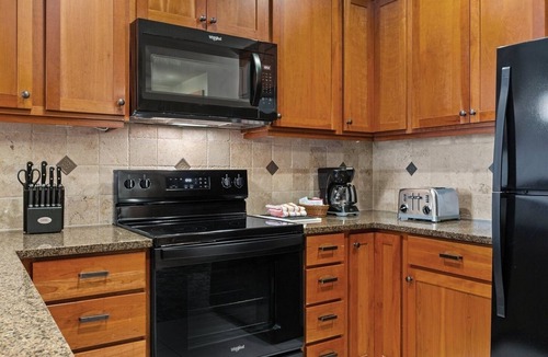 Chelan Resort | Lake Ozarks | Family Lake Retreat | Pool + Lake | 3BR Sleeps 8