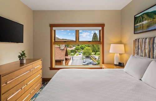 Chelan Resort | Lake Ozarks | Romantic Lake Retreat | Pool + Lake
