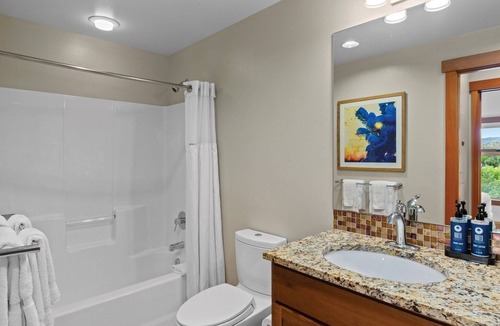 Chelan Resort | Lake Ozarks | Romantic Lake Retreat | Pool + Lake