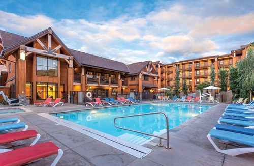 Chelan Resort | Lake Ozarks | Romantic Lake Retreat | Pool + Lake