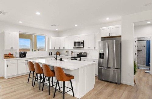 Greenehaven House | Lake Peek + Chic New Retreat + Hot Tub 2 Master Suites+Boat Garage+Game Haven