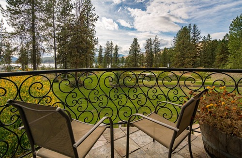 Evans House | Lake Roosevelt Suites - The Bear Den